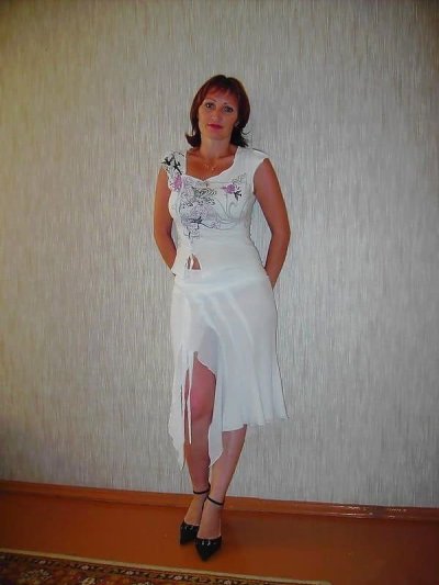 Пышка с красными волосами раздевается перед страстным интимом