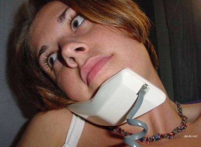 Нежно ласкает свою интимную зону