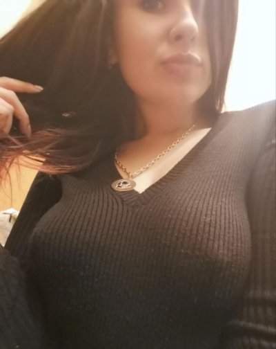 Соблазнительные снимки игривой красотки с пышной грудью в халяве