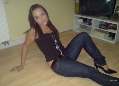 Сексуальная красотка сосет член