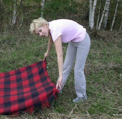 Девушка без трусиков на улице