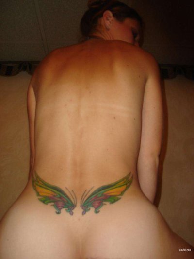 Красотка фотографируется с ружьем для игры в шары