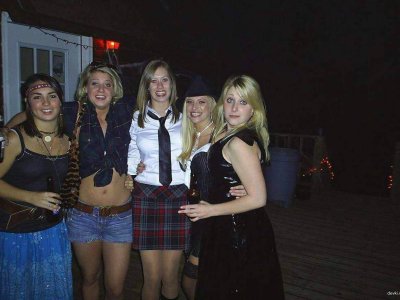 Студенточка с обвисшей грудью взяла в рот пенис