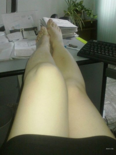 Развратная красотка без трусиков на рабочем месте