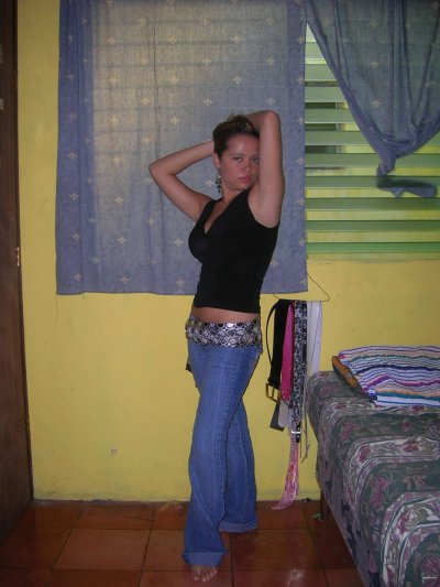 Обворожительная красотка из Латинской Америки на домашних фотографиях