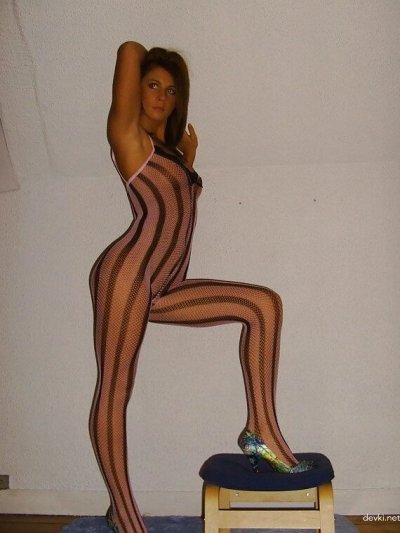 Горячая девочка демонстрирует свои интимные уголки