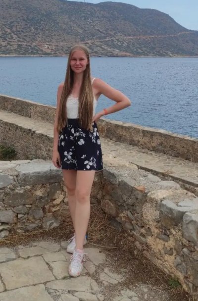 Развратная стройняшка фоткает себя без одежды