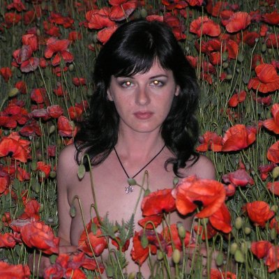 Обнаженная снимает себя на природе