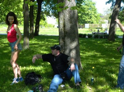 Обнаженная девушка с милой фигуркой и небольшими формами