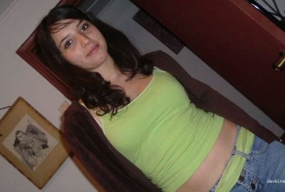 Обнаженная темноволосая красавица с кустистой пилоткой