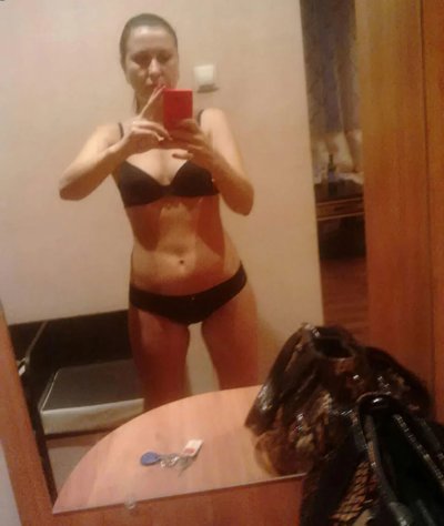 Сексуальная дама фоткает себя в откровенных позах