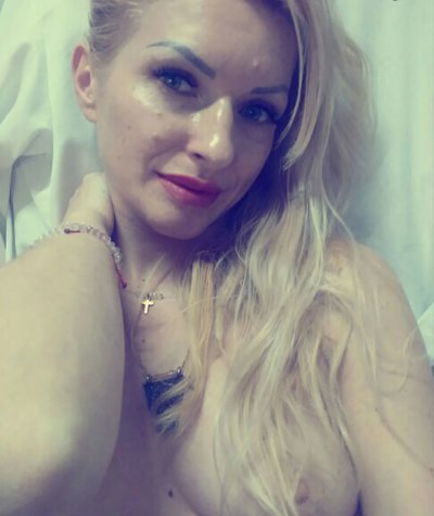 Сексуальная блондиночка делает интимные снимки без одежды