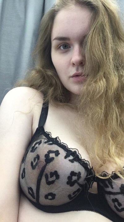 Красотка показывает свои соблазнительные формы