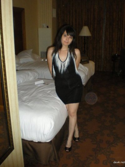 Развратная красотка шатается по гостинице в нетрезвом состоянии.