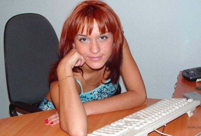 Рыжеволосая красавица позирует в обнаженном виде для вас