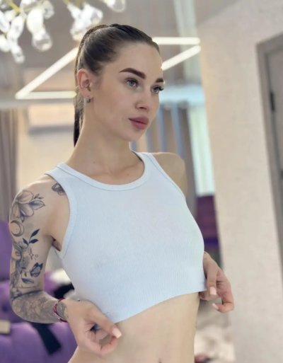 Сексуальная красотка демонстрирует свою интимную зону