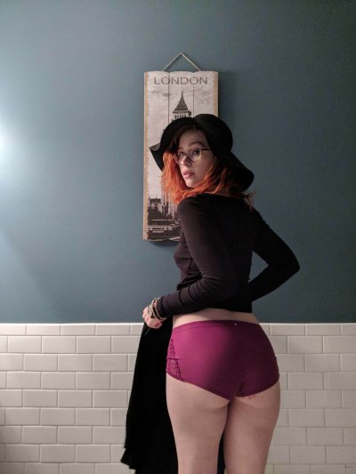 Грудастая рыжая красотка демонстрирует свои прелести