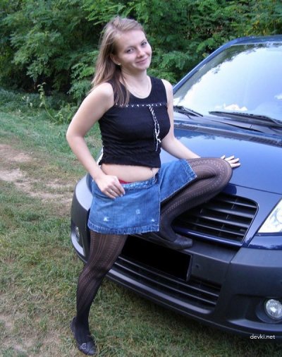 Шлюха оголилась в лесу