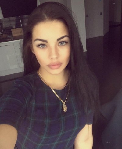 Игры от привлекательной шатенки