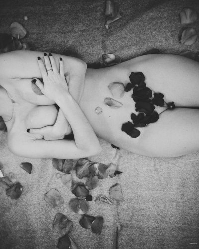 Милашка обожает показывать свое обнаженное тело на пляже