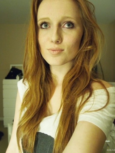 Красивая рыженькая красотка удовлетворяет себя на камеру