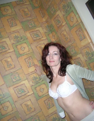 Соблазнительные фото знойной дамы с привлекательным бюстом