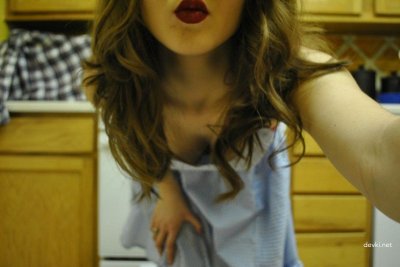 Трогает пальчиками свою киску - эротический сайт 18+