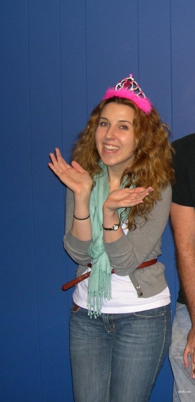 Красивая рыжеволосая девушка демонстрирует свою нежную промежность