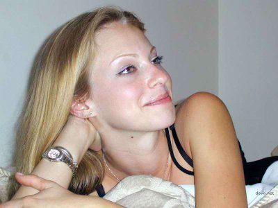 Счастливая девушка без одежды: наслаждайся её красотой!