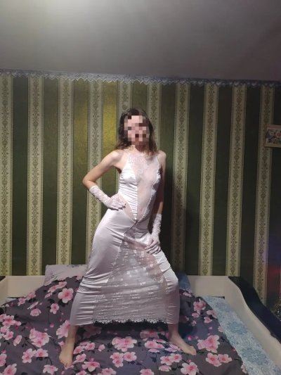 Сексуальная дамочка с обнаженной киской кокетничает в откровенном наряде