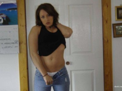 Темноволосая красотка показывает свои прелести и доводит себя до оргазма