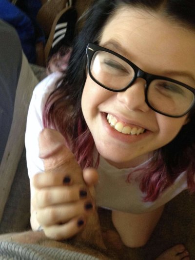 Милфа сосет болт до конца