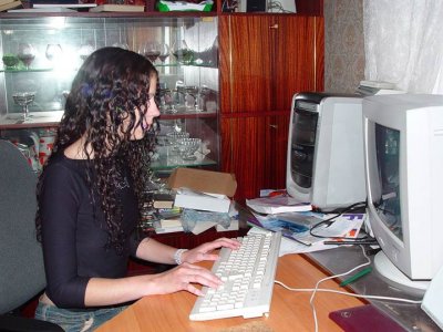 Девушка расслабилась перед монитором и не заметила, как разделась