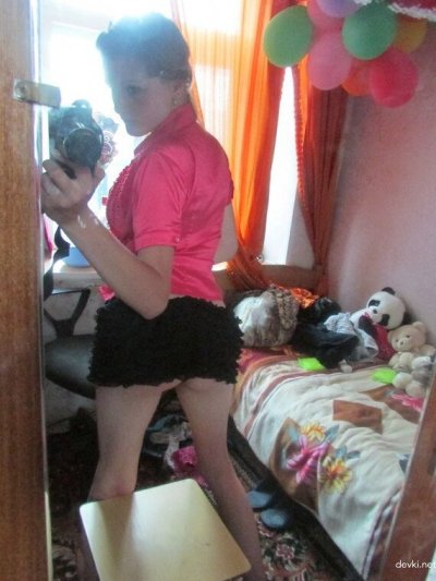 Молоденькая красотка показывает свою сладкую киску на камеру