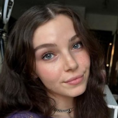 Молодая красотка позирует в откровенных фотосессиях