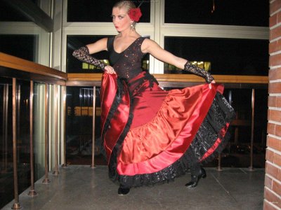 Соблазнительная балерина в откровенных танцах страсти