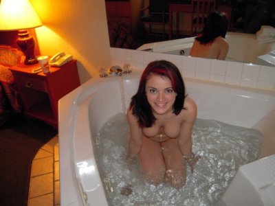 Девчонка весело купается и сосет х*й