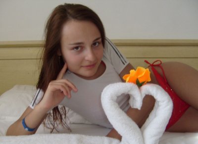 Обнаженная мамаша на частных фото: домашнее порно с сексуальной грудью и фигурой