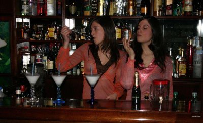 Две красотки устроили эротическое шоу в ночном клубе