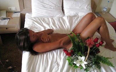 Развратная шоколадка в облаках пушистых подушек