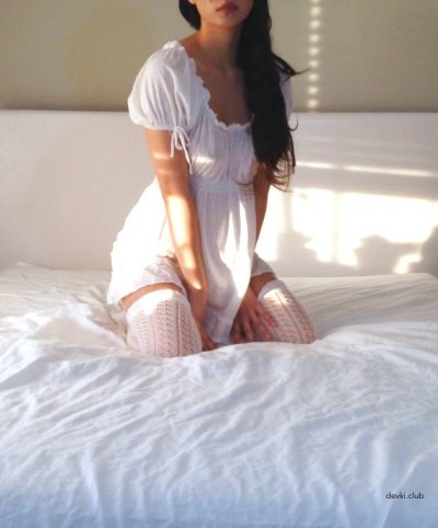 Развратная девчонка без трусиков в чулках