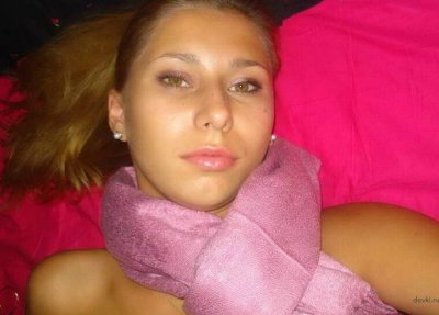 Интимные снимки привлекательной красотки, демонстрирующей свою аппетитную попу.