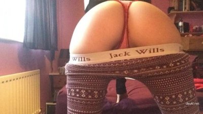 Фото сексуальной красотки с пальчиком в интимной зоне