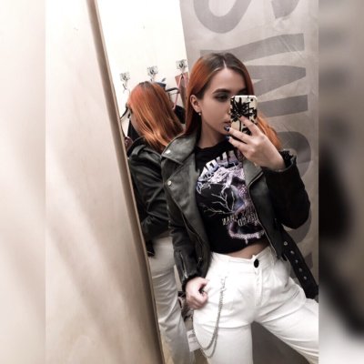 Красивая брюнетка с обворожительным бюстом демонстрирует свои прелести