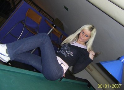 Милашка облизывает парню пенис