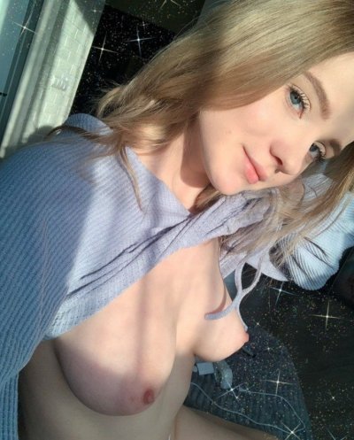 Красотка с идеальной фигурой: прекрасная грудь, идеальная задница. Даже шпагат делает на ура!