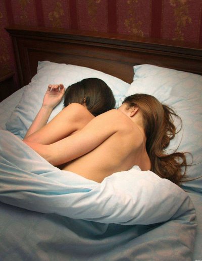 Интимные снимки: двое обнаженных подружек наслаждаются моментом