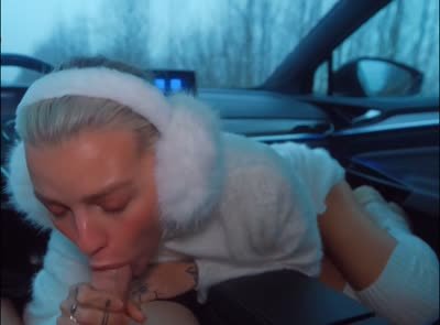 Молодая красотка приятно порадовала своего парня оральным сексом в автомобиле