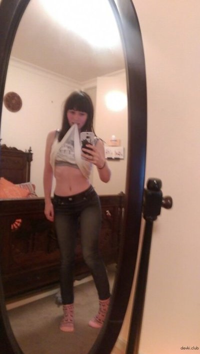 Фото молодой темноволосой девушки.