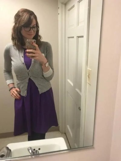 У сексапильной брюнетки великолепные естественные груди